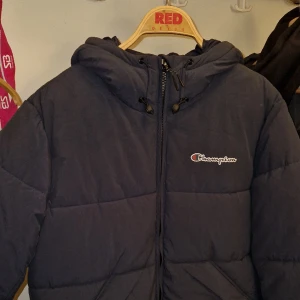 Champion, puffer jacket - Lagom varm för vintern och använd 2 gånger.  Storlek small
