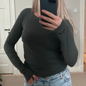 Grön långärmad - Vanlig långärmad tröja från Cubus i storlek S. Så skön och superfin mörkgrön färg. 