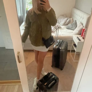 Militärgrön jacka  - Säljer min super super fina jacka från zara i militärgrön, skicket är som ny🥰