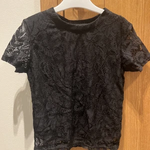 Svart spetströja  - Jätte fin svart tröja i spets som är helt oanvänd 🖤 Kommer dock tyvärr inte ihåg vart den är köpt!