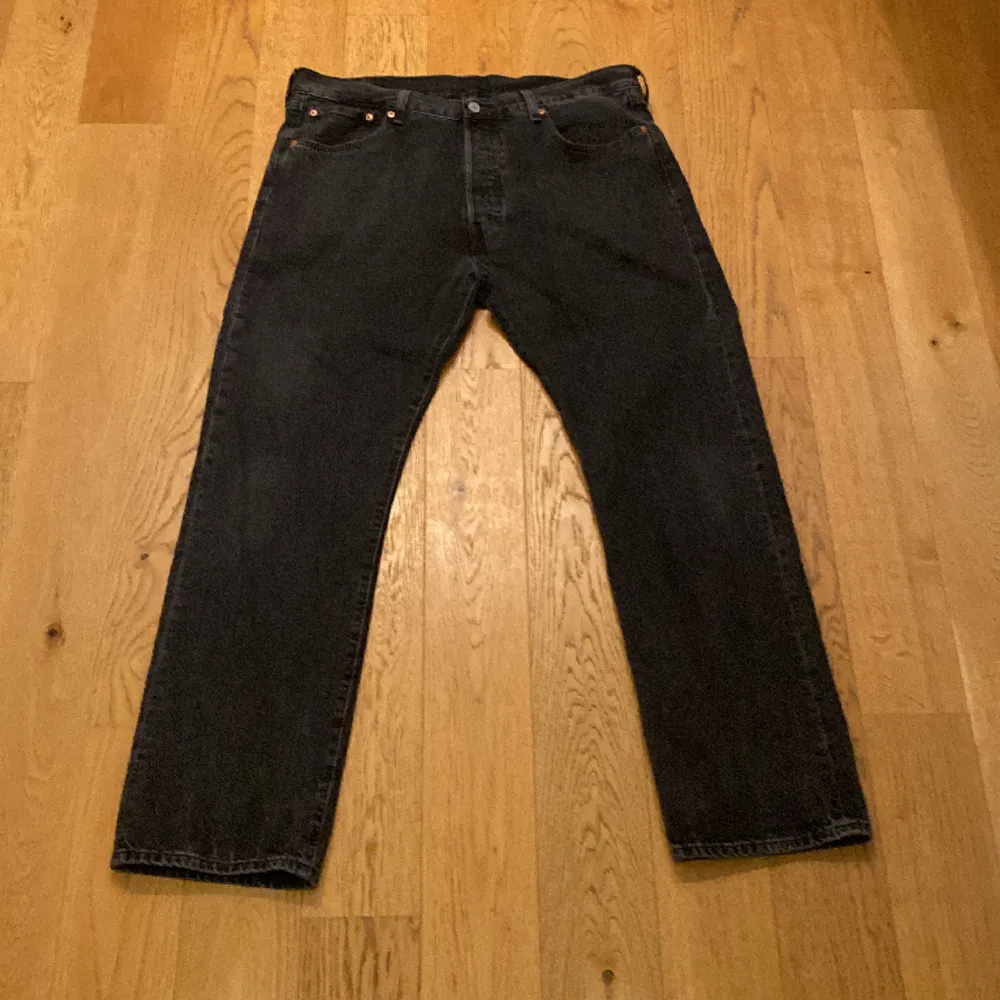 Levis 501 jeans i färgen svart, säljer dom pga för stora För mig, jeans är i 10/10 skick finns inget tecken på användning. Sitter lite tajt så om du har 36 ska lär dessa passa perfekt. Priset är inte hugget i sten!. Jeans & Byxor.
