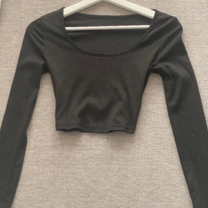 Långarmad svart tröja - Söt långarmad basic