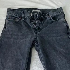 Hej säljer ett par snygga svarta jeans i storlek 32/xs passar till allt! De är lågmidjade straight jeans. Nytt pris: 499,95kr jätte bra skick 