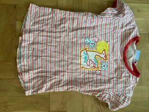 T-skirt med rådjurs-tryck - Jätte söt t-shirt med rådjurstryck. 