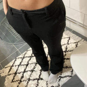 Kostymbyxor  - Kostymbyxor byxor från Only, köpt secondhand så ganska slitna därav priset. Sprättat upp längst ner så att dem blir längre men har inte hunnit fin slipa det ❤️