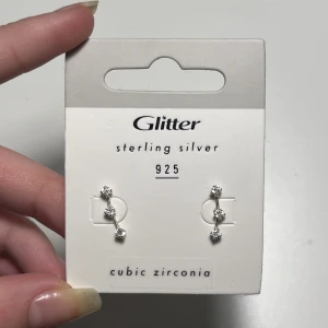 Stirling silver örhängen  - Helt nya, från glitter.  