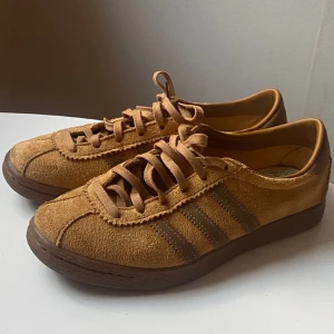 Adidas Gazelle  - Använda en gång då jag köpte fel storlek! Dessa är 37,5 och nästan nyskick!