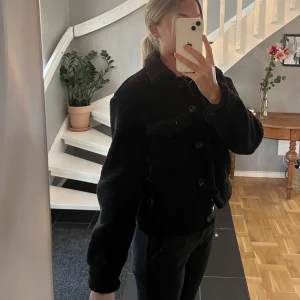 Jacka ifrån bershka  - Jack ifrån Berskha som är sparsamt använd. Storlek M💘💘