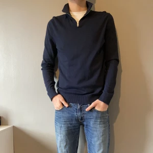 Mörkblå halfzip - Tjena, säljer nu min snygga och sköna halfzip från Jack and Jones.  Skick: 9/10 lite nopprig, storlek: passar mellan 178-187 beroende på hur man vill att den ska sitta