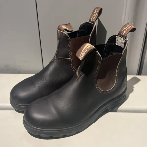 Blundstone 500 4 (37) - Mörkbruna Blundstone 500 i tåligt vattentätt skinn med grov sula. Storlek 4 som motsvarar 37. Snygga jodpuhrs som fungerar som finsko eller praktisk arbetssko. Nypris 1600kr. Mycket lite använda, som nyskick.