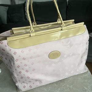 Säljer denna helt oanvända fina rosa väska, köpt i Grekland, perfekt för att resa med, får plats med mycket innehåll☺️nypris 549