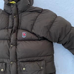 Fjällräven expedition down - Säljer nu denna fina jacka. Finns två små lagningar (skriv för bild) inget som stör eller syns. Jackan är märkt i storlek xs men passar dam meduim.  Jackan finns just nu i östersund men kan också mötas upp i trollhättan eller skickas mot frakt🤪😍!