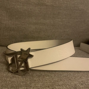 Demont bälte  - Demont bälte, storlek 95. Slutsålt och kommer ej säljas igen. Skick 6/10. 