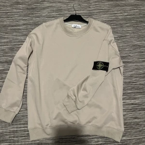 Stone Island Crewneck - Stone Island crewneck. Använt en del men inga defekter förutom trådarna på tagen som syns på bild.