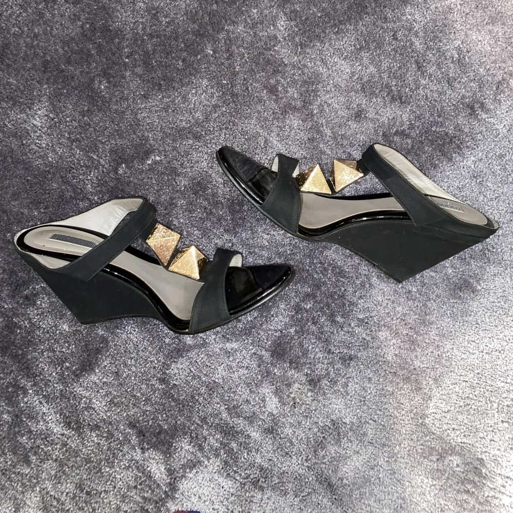 Ett par jättefina kilklackade sandaler med gulddetaljer från märket Marie Claire. Skriv privat för mer bilder och info.. Skor.