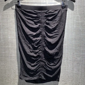 Kjol | marciano for Guess - En fin äkta marciano for Guess kjol. Kjolen är jättemkt och ger så fin form när den sitter på! I storlek S.