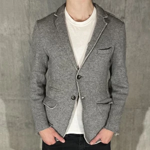 Stickad kavaj  - Stickad kavaj från okänt märke. Storlek S och modellen på bilden är 178cm lång. Sjukt fin kvalitet och perfekt som en vardagskavaj. Köp för endast 399kr