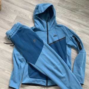 NIKE tech blå - Växt ur den, bra skick, kontakta vid frågor