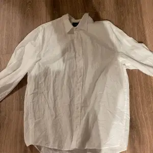 Vit soft linneskjorta i storlek L