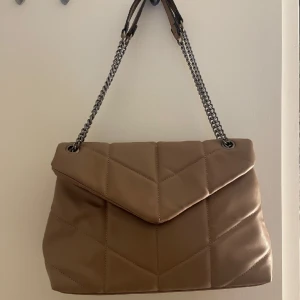 Väska  - Beige väska som går att använda med både kort och långt band, aldrig använd! 