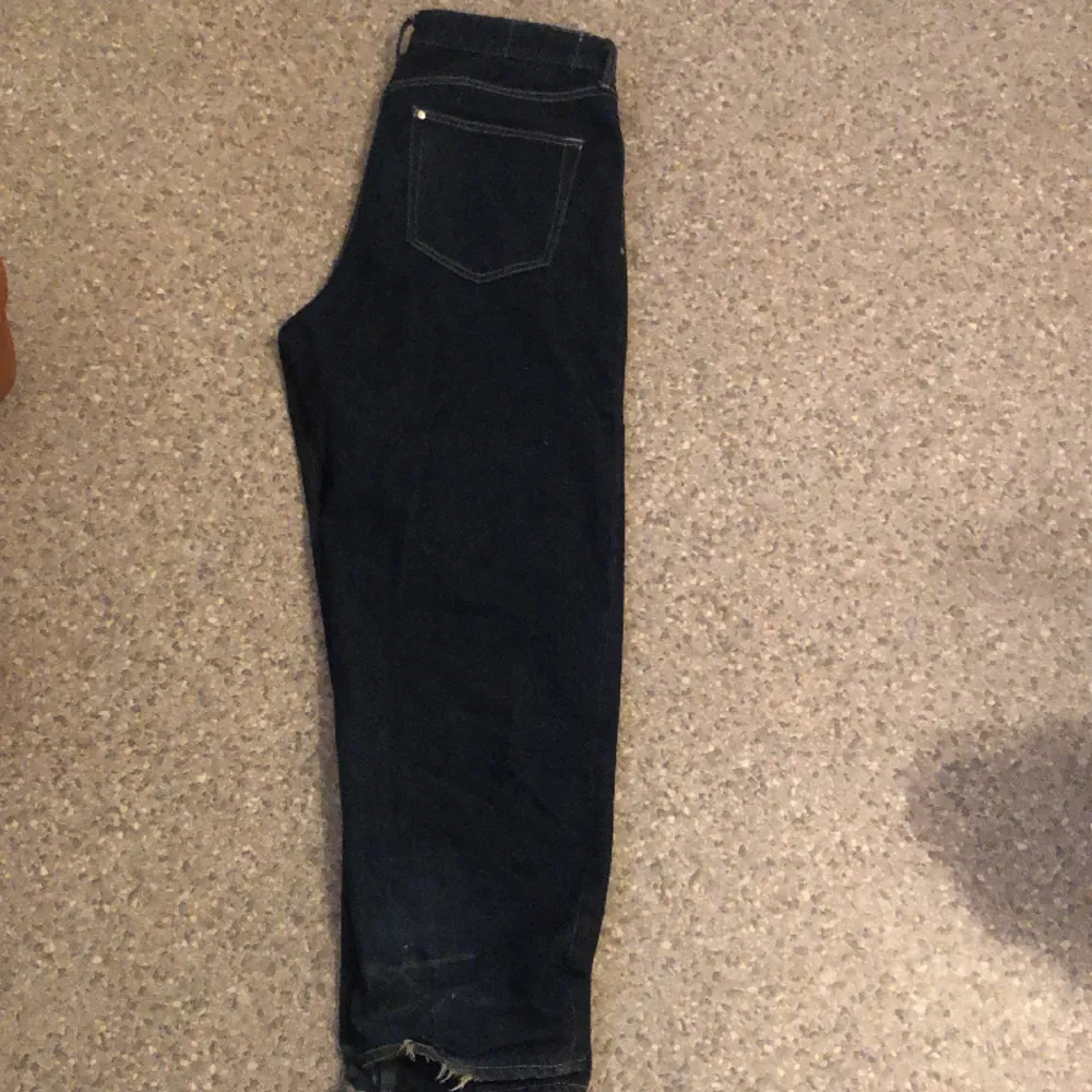 Ett par mörk blå  baggy jeans ja har  köpt på hm, as snygga med vita sömmar . Jeans & Byxor.