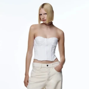 Zara korsett vit  - Superfin vit korsett från Zara. Det är inte exakt den på första bilden men en liknande. Använd ca 2 gånger så superfint skick. Skriv för fler bilder. 