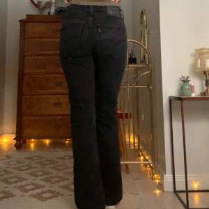 Vintage lågmidjade raka svartgråa jeans från Levi’s! Jag är 173 cm, midjemåttet är 76 cm och innerbenslängden 78 cm 💞