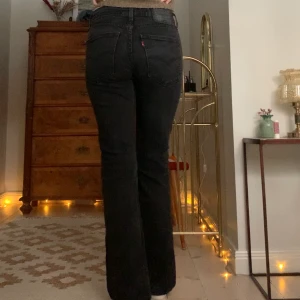 Levi’s-jeans - Vintage lågmidjade raka svartgråa jeans från Levi’s! Jag är 173 cm, midjemåttet är 76 cm och innerbenslängden 78 cm 💞