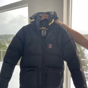 Fjällräven jacka - Säljer min nästan nya fjällräven jacka då den blivit för stor på mig. Skick 9,5/10 (inga defekter). Nypris: runt 7000 kr. Orginalpåse och övriga orginal delar ingår.