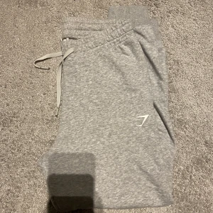 Gymshark byxor - Ett par gråa sweatpants från gymshark!! Säljer då de inte kommer till användning, som nya i skicket🌟
