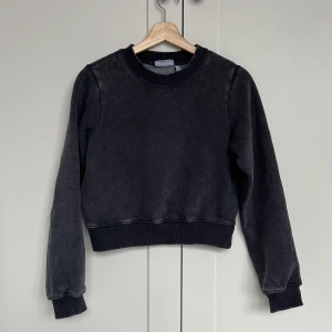 Tröja weekday - Grå kort sweatshirt från weekday, använd få gånger