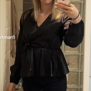 Missäy  - Jättefin satin topp från Missäy! Använd 2 gånger så i nyskick💞