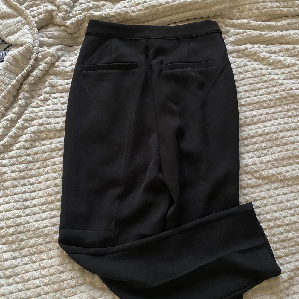 Svarta kostymbyxor ifrån Nakd 💕 har endast prövat och de var för små ( skulle behövt 36 ) . Jeans & Byxor.