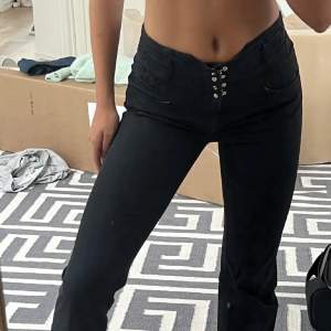 Supercoola och trendiga svarta jeans/byxor! Gratis frakt🌟 Jag har själv i vanlig storlek ca 36.