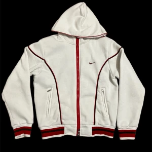 Vintage nike hoodie - Fet vintage nike hoodie. Bra skick med tanke på åldern, lite nopprig bara.  9/10.  Pris går att diskuteras vid snabb affär   Storlek XS herr S dam