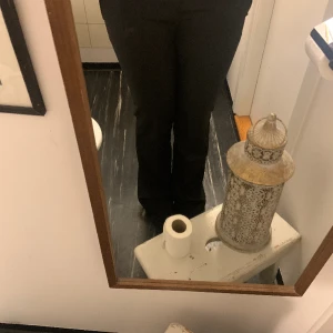 Lågmidjade kostymbyxor - Lågmidjade kostymbyxor från Bikbok. Helt nya, oanvända endast testade med lappar kvar. Jättesköna och fina, säljes pga att de inte riktigt passade.