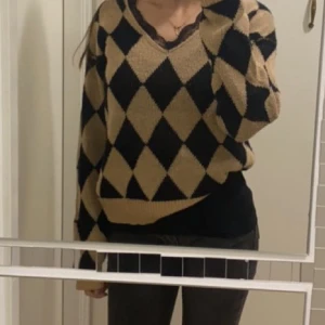 Stickad tröja  - Stickad tröja med mönster. Säljer då jag tröttnat. 