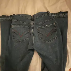 Blåa bootcut / flare jeans, märker är Tara Jeans men köp på second hand. Storleken står inte men passar mig som är 165 lång och brukar ha 34/36 på zara jeans. 