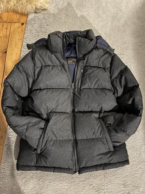 Ralph lauren jacka - En väldigt fin Ralph lauren jacka som är 9/10 inga defekter och är mellan (14-16) kan också byta mot en annan jacka