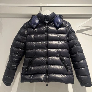 Moncler bady jacka - Jättefin mörkblå Moncler jacka i modellen bady. Inga defekter eller liknade, självklart äkta. Skriv ifall ni vill ha fler bilder eller om ni har frågor 💞💞💞