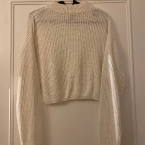 Stickad tröja  - Vit stickad tröja. Jäffefin och stick inte alls. Perfekt nu för vintern! ❄️