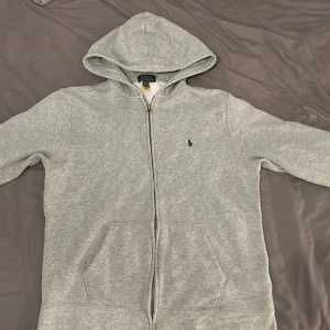 Polo Ralph Lauren tröja - Säljer denna otroligt fina Polo Ralph Lauren tröja i barnstorlek XL 18-20, den är i extremt bra skick, skulle själv säga 9/10, priset är inte hugget i sten :) 