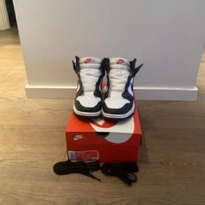 Nike Dunk High ‘Black White Panda’ - Nike Dunk High ‘Black White Panda’ Storlek 37,5  Använda 1 gång  Nyskick  1000 kr