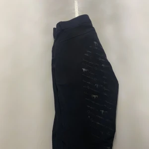 Bekväma helskodda ridbyxor från CRW - Bekväma helskodda ridbyxor från CRW/Hööks! Säljer pga att jag aldrig använder dem. Storlek 36 sparsamt använda Inga skador/fläckar. Nypris kanske 6-700 inte helt säker. Tvättas innan säljning! Köpare står för frakt.💕💕
