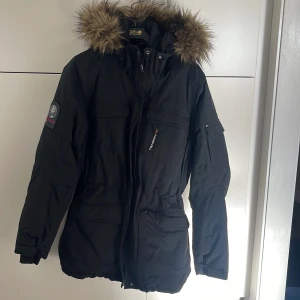 Vinterjacka  - Vinterjacka i riktigt bra material, denna fryser man inte i!👍🏼 i mycket gott skick, använd fåtal gånger 