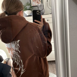 Tröja - Superskön brun tröja med vitt tryck på ryggen. Köpt på man avdelningen på shein. Knappast använd då den va för liten för min kille, så lite mindre i storleken alltså. Skriv vid frågor💗