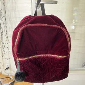 Röd väska  - Röd fluffig väska med Pompom, i bra skick, enda defekt är andra bilden💗