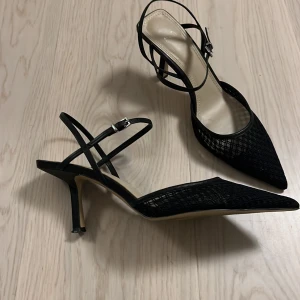 Slingback skor i stl 38 - Dessa skor är använda endast 1 gång, så de är i nyskick!