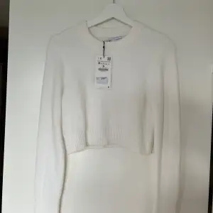 En supermjuk stickad vit tröja från zara, cropad, helt ny prislapp kvar 299kr 