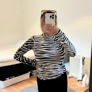 Långärmad tröja i zebramönster - En snygg tröja, använd ett fåtal gånger 